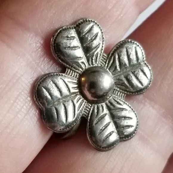 Relisted -Vintage four leaf clover screwback earrings silver tone metal - Picture 2 of 11